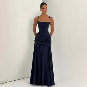 Elegante abito lungo blu scuro con scollo profondo e dettagli drappeggiati in vita.