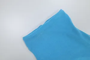 Primo piano della trama del tessuto a coste verticali azzurre di un abito estivo moderno
