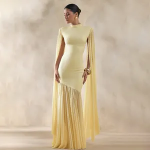 Elegante lichtgele avondjurk met lange mesh cape mouwen en fijne geplooide details.