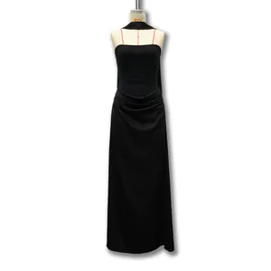 Elegante abito da sera lungo nero senza spalline con dettaglio drappeggiato in vita