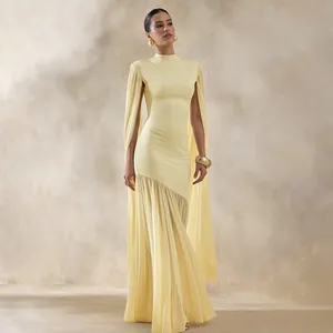 Volledig aanzicht van een elegante gele jurk met lange vloeiende mesh cape streamers