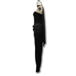 Vista laterale di un elegante abito bodycon nero senza spalline con dettaglio mantella.