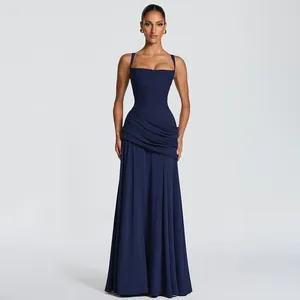 Elegante abito da sera blu scuro a pieghe con scollo profondo e gonna lunga svasata.