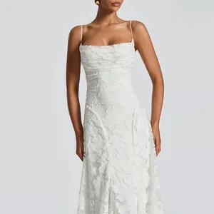 Elegantes weißes Abendkleid mit strukturierter Blumenoptik und Trägern