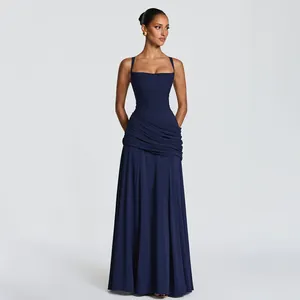 Elegante abito blu navy con scollo profondo, pieghe raffinate e gonna lunga fluida