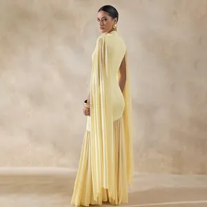 Elegante lichtgele vloerlange jurk met mesh cape-detail en geplooide zoom, zijaanzicht
