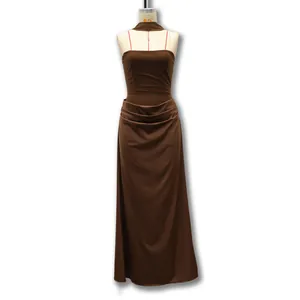 Elegante abito lungo marrone aderente con dettaglio gonna drappeggiata su manichino sartoriale.