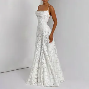 Elegantes weißes rückenfreies Abendkleid mit Spaghettiträgern und floralem Muster