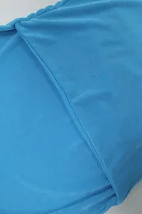 Primo piano del tessuto a coste blu brillante e dei dettagli delle cuciture del vestito