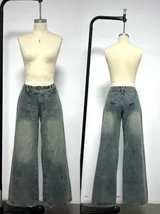 Vista frontale e posteriore di jeans blu lavati vintage a gamba larga per donna