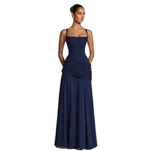 Elegante abito da sera lungo plissettato blu navy con scollo profondo e drappeggio in vita