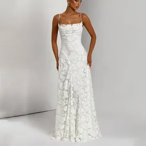 Elegantes weißes Abendkleid mit Blumenmuster und Spaghettiträgern an einem Model