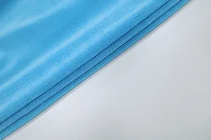 Macro in primo piano del tessuto a maglia a coste blu brillante per un abito
