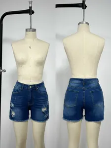 Vistas detalladas frontal y trasera de pantalones cortos vaqueros rotos con bajos deshilachados