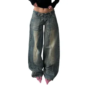 Vista dettagliata di jeans in denim distressed oversize con lavaggio vintage e gamba larga.