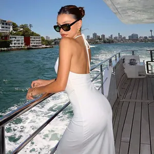 Elegantes weißes rückenfreies Halter-Maxikleid in schmaler Passform für den Sommer.