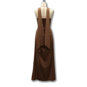 Abito lungo marrone senza maniche con schiena scoperta e dettagli di drappeggio eleganti