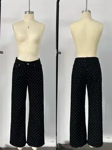 Vue détaillée avant et arrière d'un jean en denim noir à pois pour femme sur mannequin