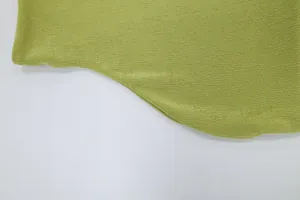 Primo piano della trama del tessuto a maglia verde lime per un abito estivo slim halter