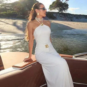 Elegantes weißes ärmelloses Maxikleid mit Neckholder und einer goldenen Zierschnalle.