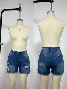 Vista frontal y trasera de pantalones cortos vaqueros rotos con bajo deshilachado