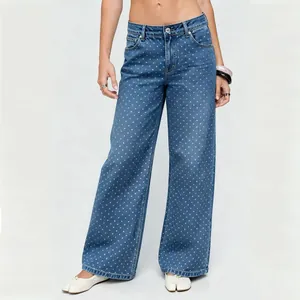 Vue détaillée du jean large pour femme avec motif à pois blancs sur un tissu en denim bleu