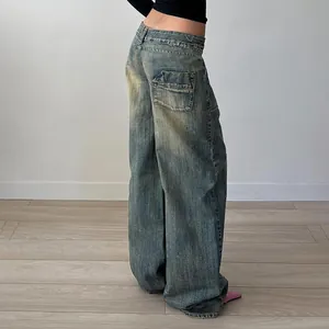 Vista laterale dettagliata di jeans a gamba larga lavati in stile vintage Y2K per donna