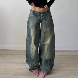 Vista dettagliata dei jeans a gamba larga lavati con grandi tasche applicate frontali