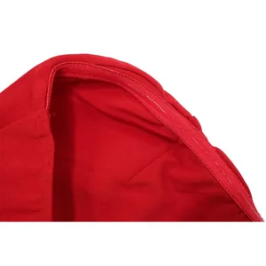 Dettaglio dello scollo interno dell'abito rosso con striscia in silicone antiscivolo.