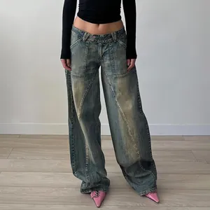 Vista intera di jeans a gamba larga lavati e invecchiati su una modella elegante