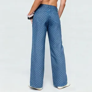 Vue arrière détaillée d'un jean droit bleu à pois élégant pour la mode féminine tendance.