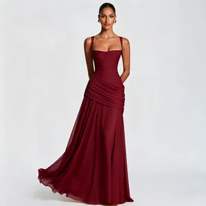 Elegantes burgunderrotes Maxikleid mit tiefem Ausschnitt und gerafftem Taillendetail