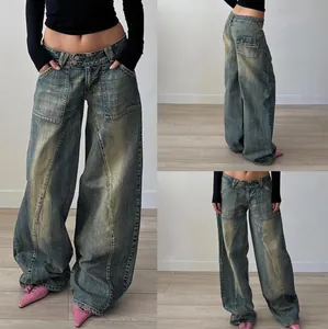 Viste dettagliate della trama e della vestibilità dei jeans larghi in stile vintage lavato.