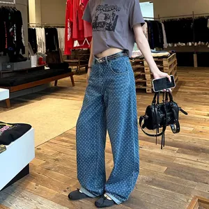 Vue détaillée du jean en denim bleu à pois pour femmes dans un cadre de style de vie