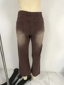Vue arrière d'un jean marron délavé style vintage avec effet usé sur les poches