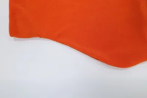 Dettaglio macro del tessuto a maglia a coste arancione per abito estivo alla moda chic