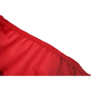 Vista dettagliata della cucitura su un elegante abito a tubino rosso senza spalline.