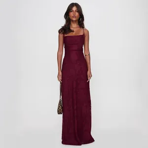 Elegantes burgunderrotes Abendkleid mit Spaghettiträgern und strukturierter Textur.