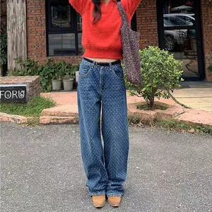 Vue détaillée du motif à pois blancs sur un jean en denim bleu à jambes larges