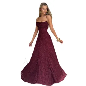 Elegantes burgunderrotes Abendkleid mit Spaghettiträgern und Blumenmuster