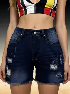 Primer plano de pantalones cortos de mezclilla azul oscuro con dobladillos deshilachados.