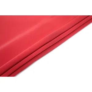 Vista dettagliata dell'elegante tessuto rosso per un abito aderente chic senza maniche
