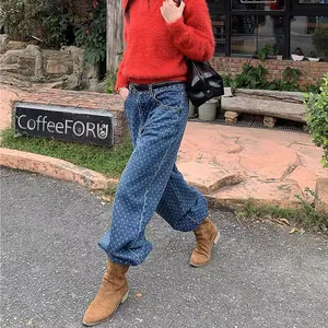 Jean droit large à pois tendance pour femme présenté dans un look de style urbain