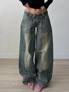 Jeans a gamba larga lavati vintage da donna con vestibilità rilassata e oversize.