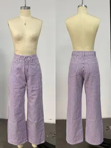 Detalle frontal y posterior de vaqueros retro de rayas moradas con cintura alta