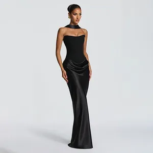 Dettaglio di un elegante abito da sera nero senza spalline con gonna lunga in raso