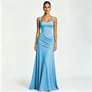 Elegantes hellblaues ärmelloses bodenlanges Abendkleid mit schicken Raffungen an der Taille.