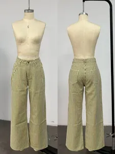 Detalle frontal y trasero de los vaqueros de rayas verdes vintage con cintura alta y pernera ancha