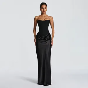 Elegante abito lungo senza spalline nero con gonna in raso drappeggiata e linea aderente