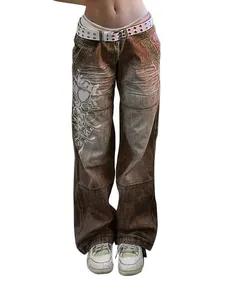 Jean vintage Y2K taille basse à jambes larges avec imprimé cœur blanc sur fond marron délavé.